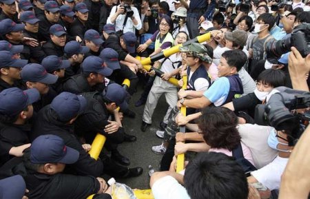 На заводе SsangYong война (11 фото)