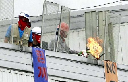 На заводе SsangYong война (11 фото)