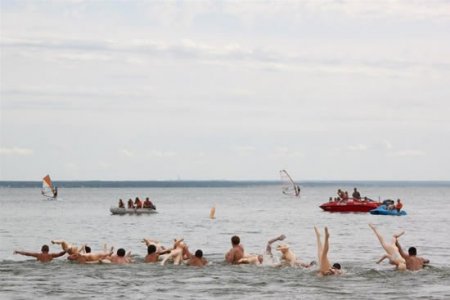 Заплыв на резиновых женщинах в Новосибирске (11 фото)