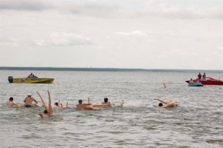 Заплыв на резиновых женщинах в Новосибирске (11 фото)