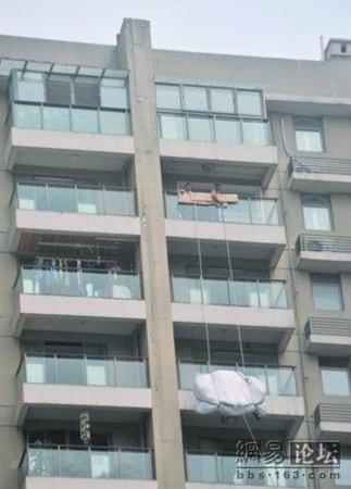 Ни в какие ворота (2 фото)