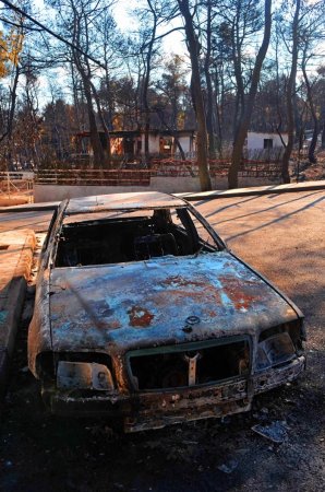 Сгоревшие машины в Греции (8 фото)