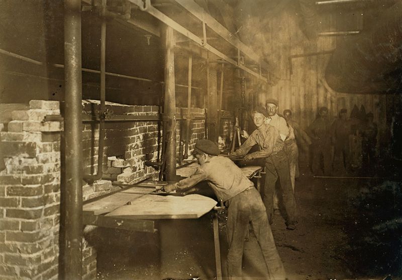 Фото 1900-х годов показывают, как дети вкалывали на производстве