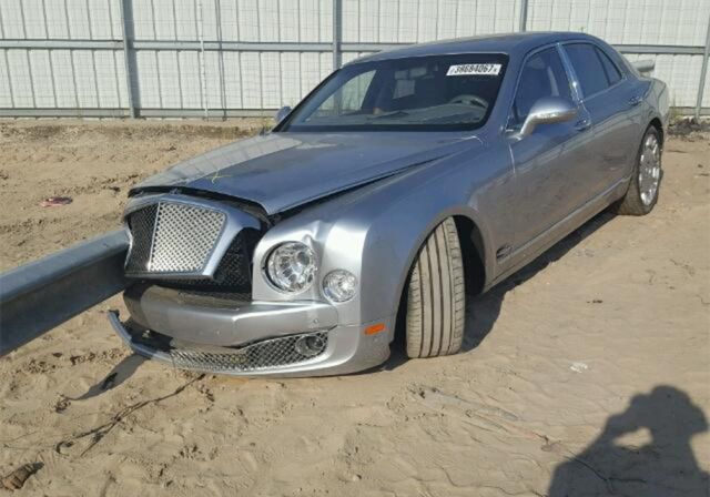 В США продают Bentley Mulsanne, насквозь пробитый дорожным ограждением