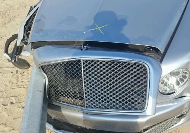 В США продают Bentley Mulsanne, насквозь пробитый дорожным ограждением