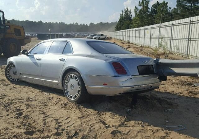 В США продают Bentley Mulsanne, насквозь пробитый дорожным ограждением