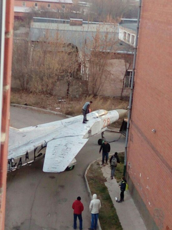 По улицам Иркутска транспортировали истребитель МИГ-23