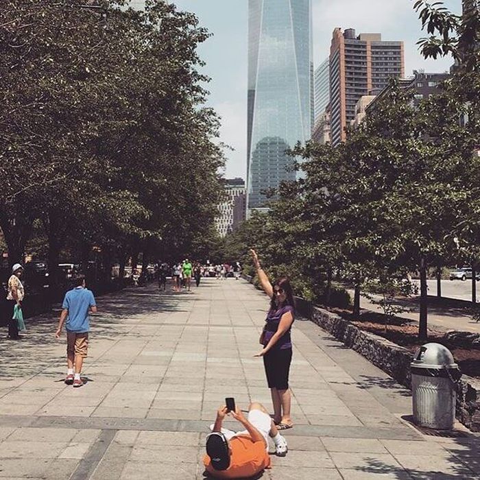 Парни фотографируют своих девушек для Instagram