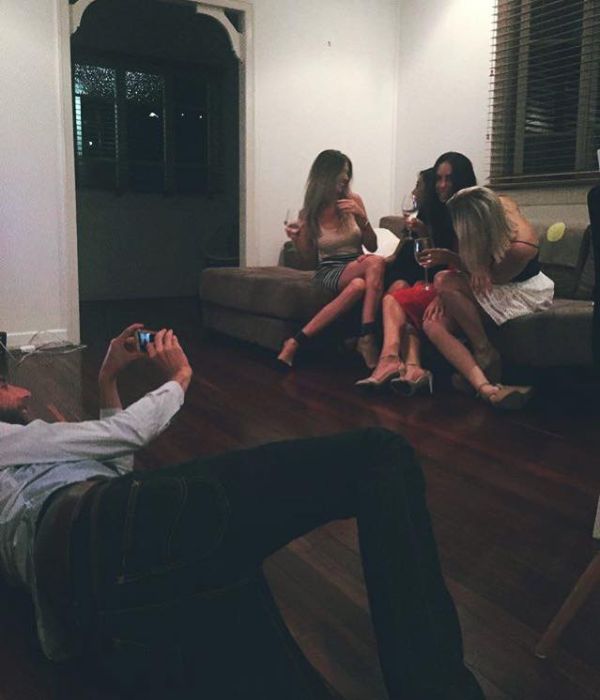 Парни фотографируют своих девушек для Instagram