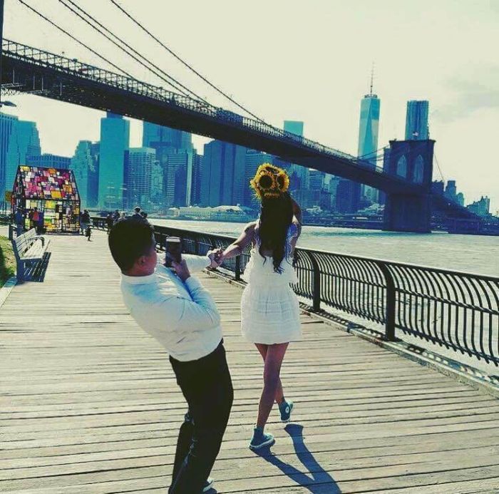 Парни фотографируют своих девушек для Instagram
