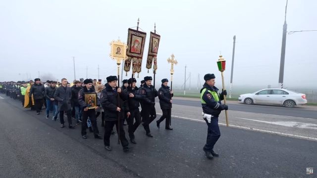 В Краснодаре сотрудники ГИБДД прошли крестным ходом по аварийному участку трассы