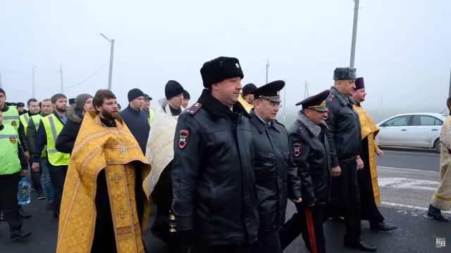 В Краснодаре сотрудники ГИБДД прошли крестным ходом по аварийному участку трассы