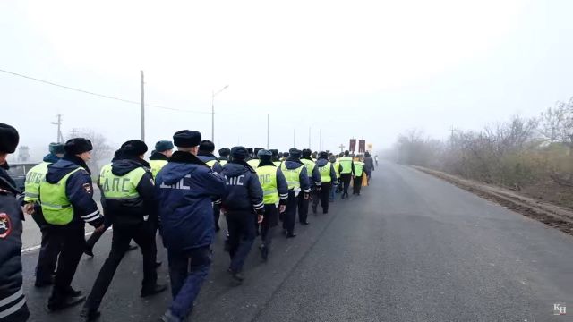 В Краснодаре сотрудники ГИБДД прошли крестным ходом по аварийному участку трассы