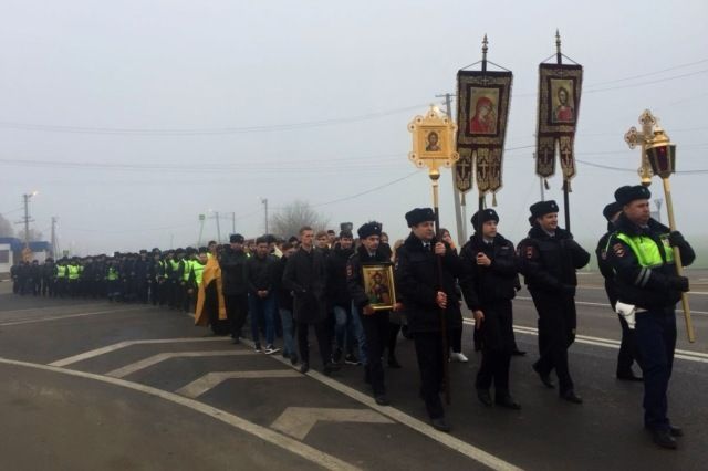 В Краснодаре сотрудники ГИБДД прошли крестным ходом по аварийному участку трассы