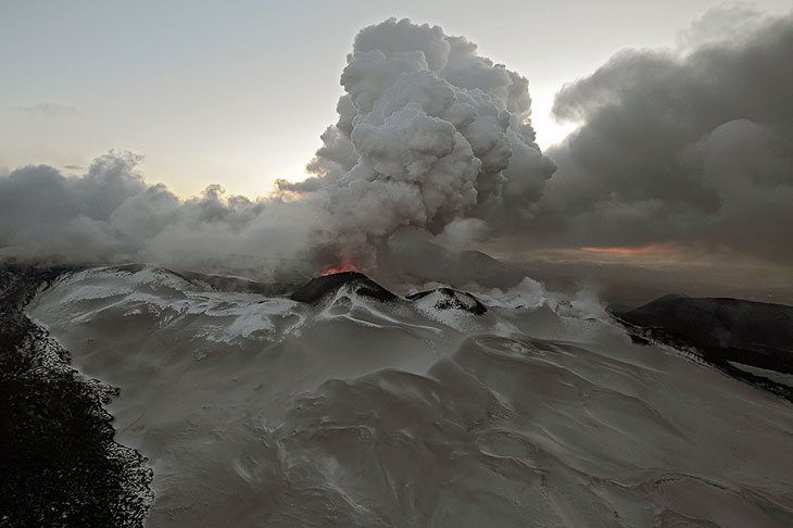 Извержение вулкана Плоский Толбачик. Виды с вертолета
