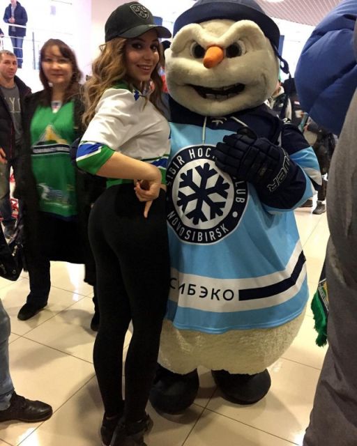 Диана Халифаева из группы поддержки Ice Girls