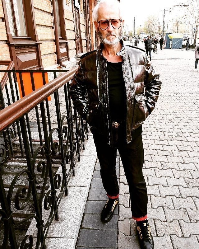 Гламурный дед: Хабаровский пенсионер превратил квартиру в 'замок', а себя — в 'итальянца'