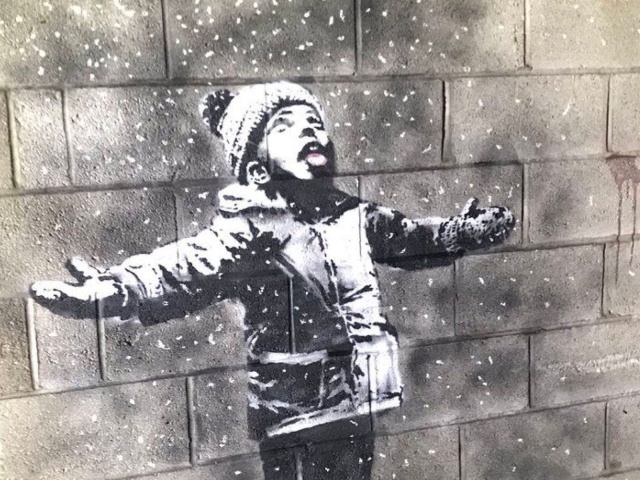 Бэнкси показал свой новый рисунок, смысл которого открывается только с определенного ракурса Бэнкси показал свой новый рисунок, смысл которого открывается только с определенного ракурса