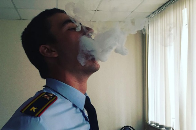 Курсант университета МВД показал "воровские звезды" в своем Instagram