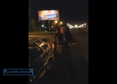В Красноярске пьяная пассажирка помяла служебную машину и избила инспектора! В Красноярске пьяная пассажирка помяла служебную машину и избила инспектора!