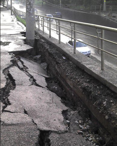 В Красноярске на «Космосе» обрушилась стена, под завалами погиб водитель ВАЗа