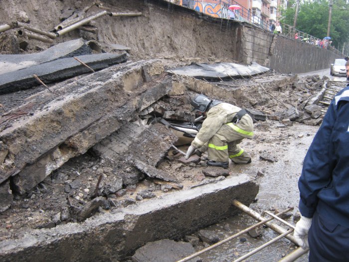 В Красноярске на «Космосе» обрушилась стена, под завалами погиб водитель ВАЗа