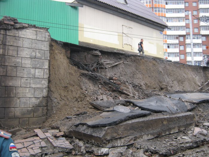 В Красноярске на «Космосе» обрушилась стена, под завалами погиб водитель ВАЗа
