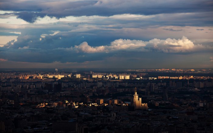 Москва в облаках