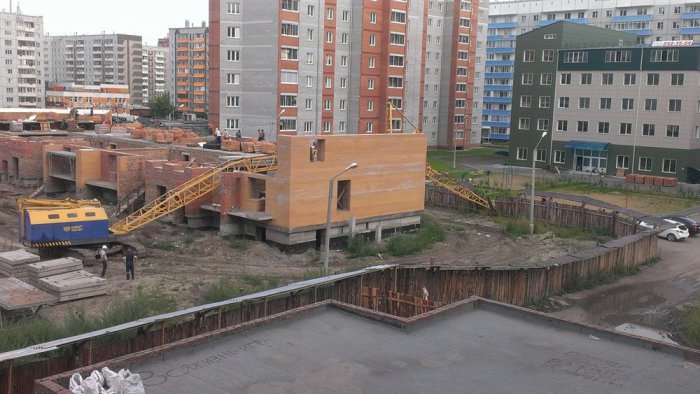 На стройплощадке в Красноярске упал кран