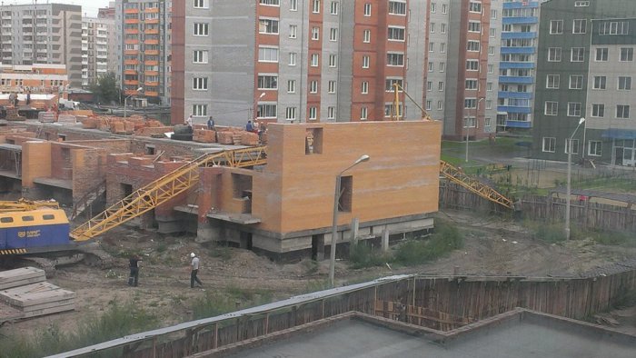 На стройплощадке в Красноярске упал кран