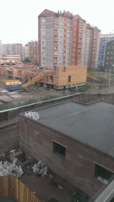 На стройплощадке в Красноярске упал кран