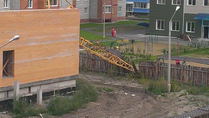 На стройплощадке в Красноярске упал кран