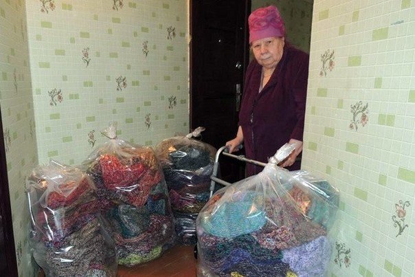 Бабушка связала 300 пар теплых носков для пострадавших от паводка