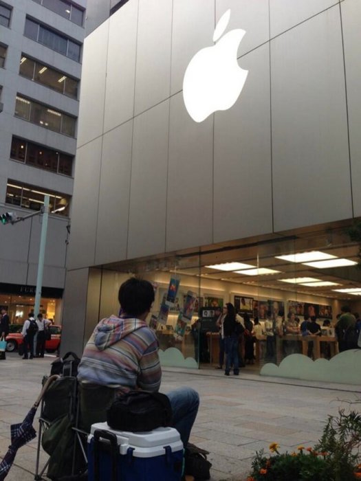 Очередь за iPhone 5S теперь и в Токио
