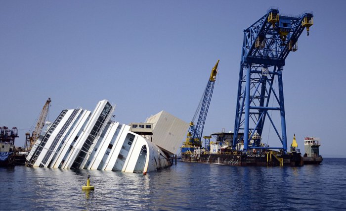 Началась операция по подъему круизного судна Costa Concordia