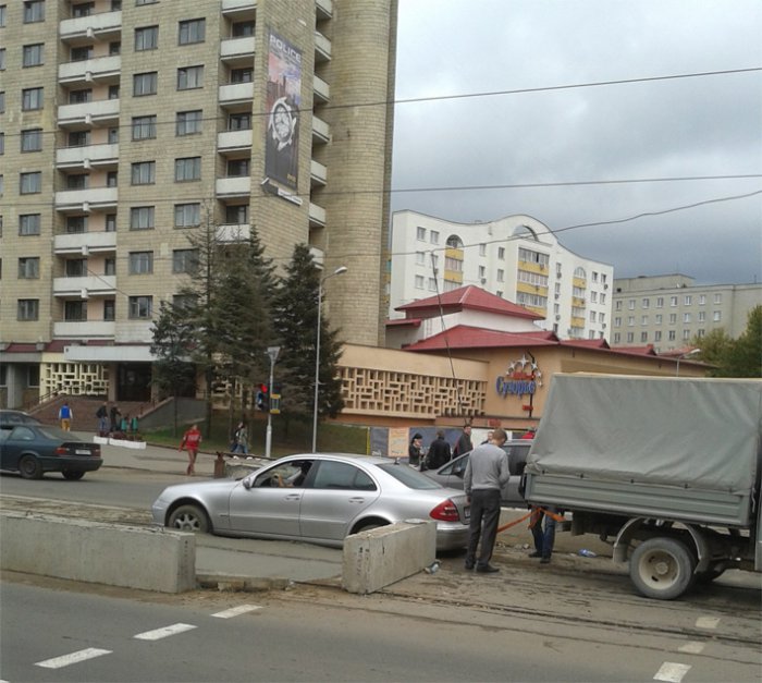 Минский памятник дураку на дороге