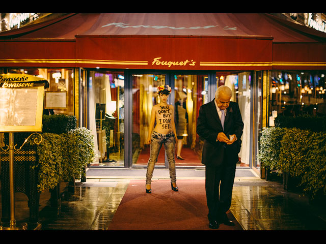 FEMEN борется с проституцией в Париже