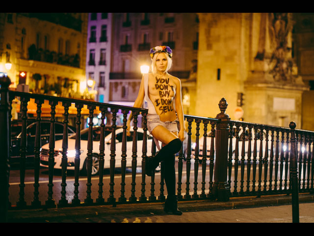 FEMEN борется с проституцией в Париже