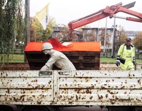 Памятник изнасилованной женщине (6 фото)