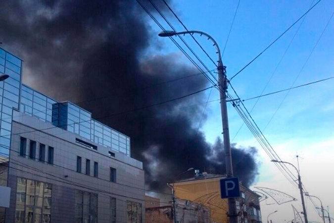 В горящем здании в центре Красноярска находились рабочие