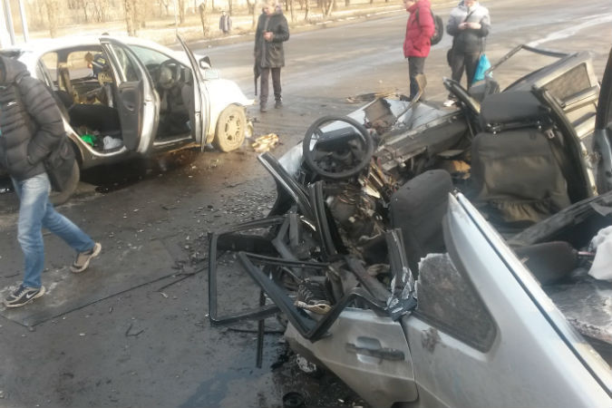 Место ДТП с пятью погибшими в Красноярске до сих пор оцеплено Место ДТП с пятью погибшими в Красноярске до сих пор оцеплено