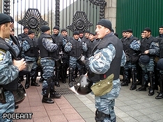 Митингующие штурмуют администрацию Януковича, Украина близка к чрезвычайному положению