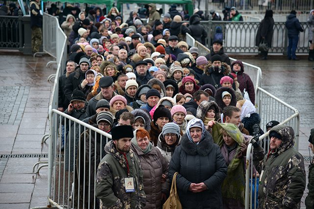Десятки тысяч верующих ждут встречи с Дарами волхвов по 10 часов