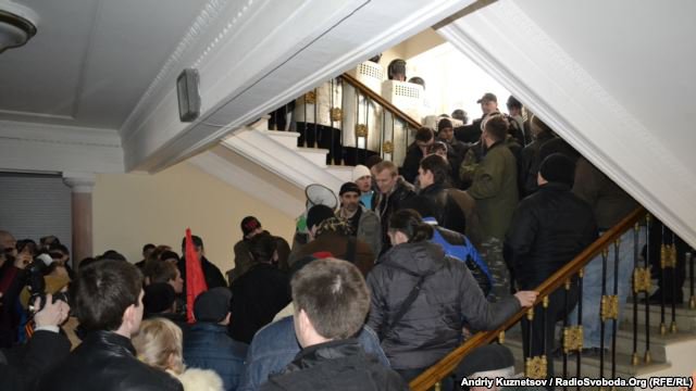 Пророссийски настроенные митингующие захватили здание обладминистрации в Луганске Пророссийски настроенные митингующие захватили здание обладминистрации в Луганске