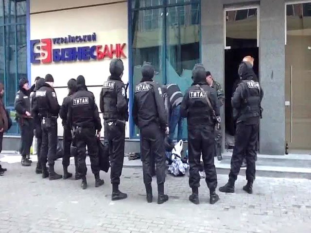 38 "воинов Нарнии", пытавшихся ограбить киевский банк, отпустили из милиции 38 "воинов Нарнии", пытавшихся ограбить киевский банк, отпустили из милиции
