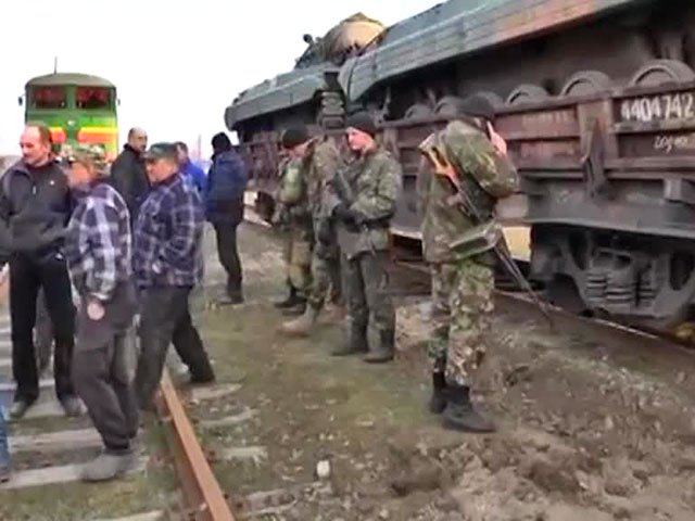 Жители Луганска перекрыли путь поезду с военной техникой из Киева