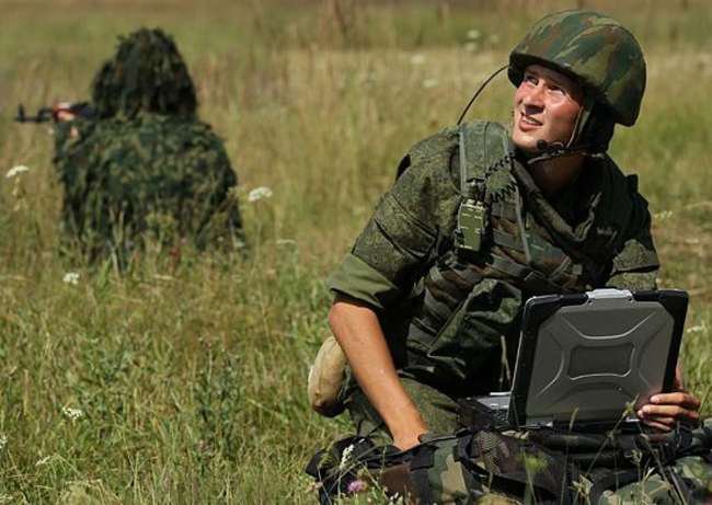 Новую портативную станцию спутниковой связи осваивают военнослужащие ЮВО