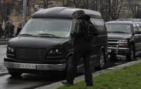 "Правый сектор" экспроприировал автопарк Януковичей
