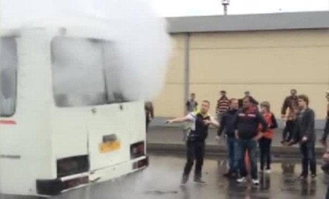 Автобус провалился в яму с кипятком в Красноярске: 11 пострадавших