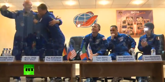 Космонавты обнялись